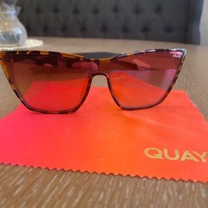 QUAY AUSTRALIA ON POINT SUNGLASSES
